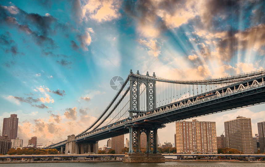 纽约黄昏的曼哈顿大桥图片