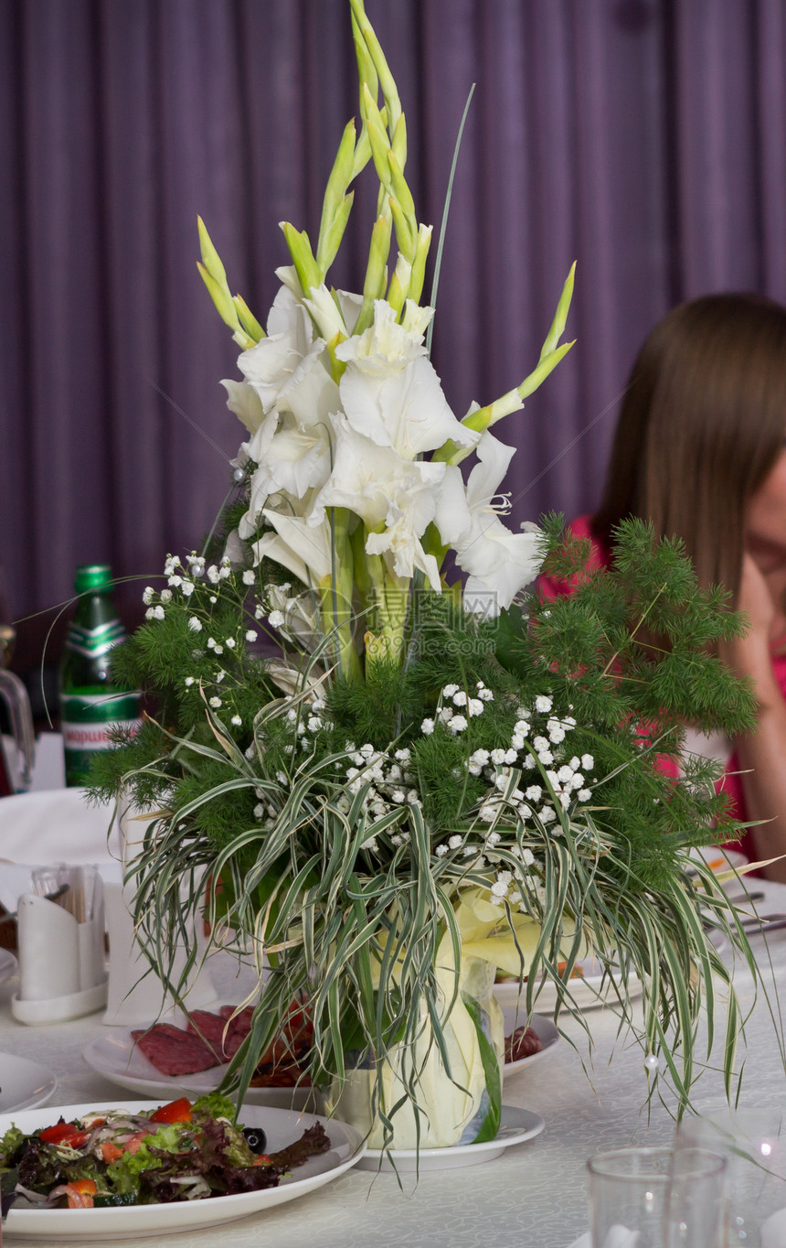 餐厅宴席上盛装的鲜花图片