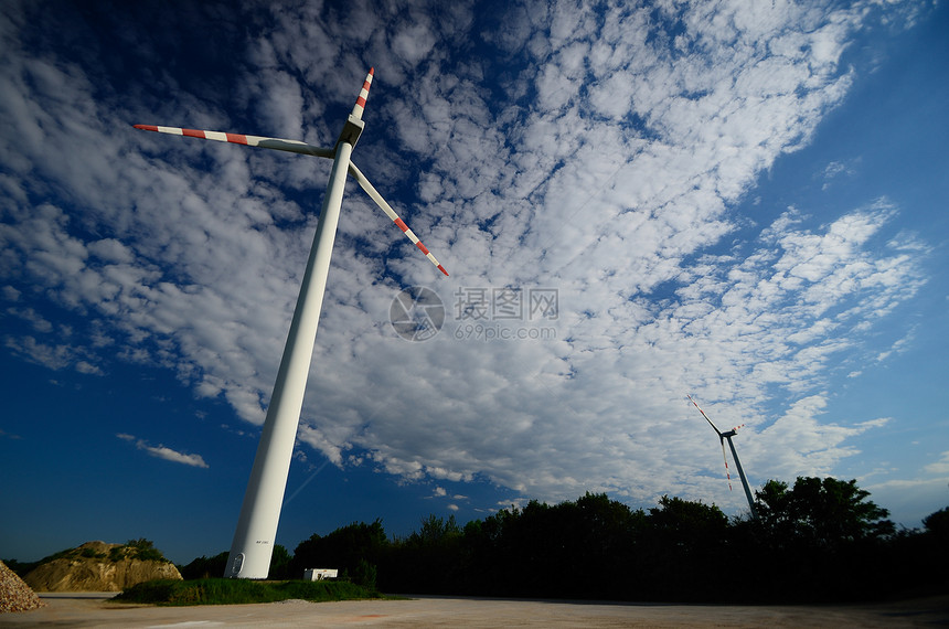 两台风力涡轮机和美丽的云彩与蓝天图片