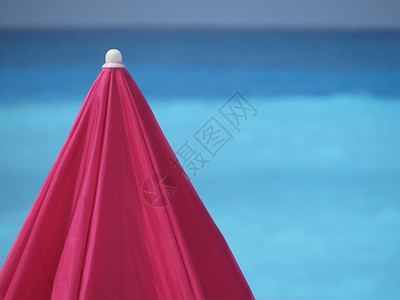 沙滩上的雨伞景色图片