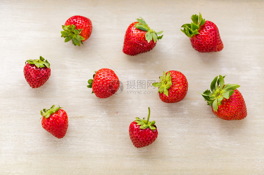 木桌上的新鲜有机草莓图片