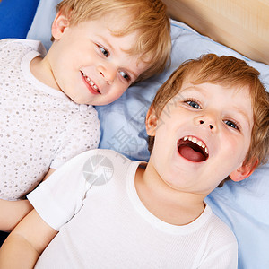 两个小孩男睡前在床图片