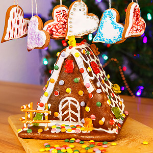 姜饼屋和自制饼干红心圣诞树和灯图片