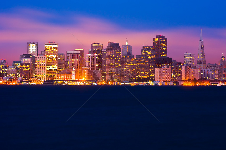 旧金山的天际线在晚上图片