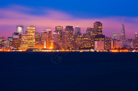 旧金山的天际线在晚上图片