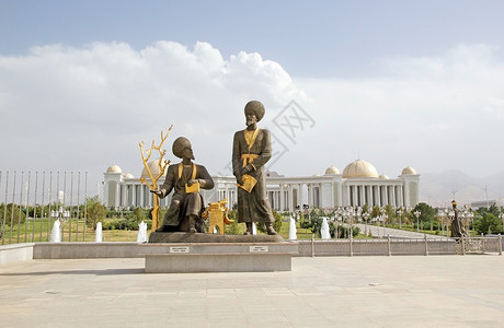 土库曼斯坦阿什哈巴德独立公园著名作的雕塑高清图片