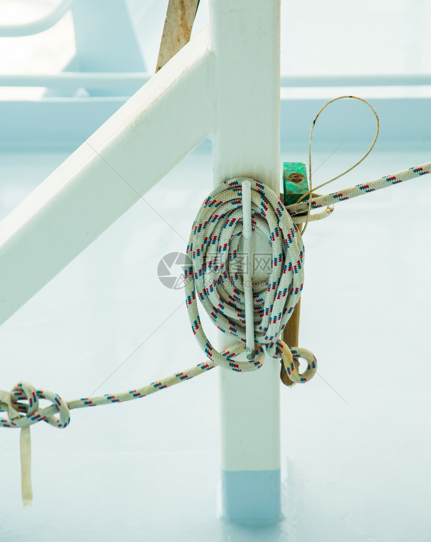 船绳系在白色舱壁上的柱子上图片