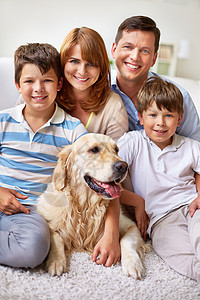 快乐的一家人和狗图片