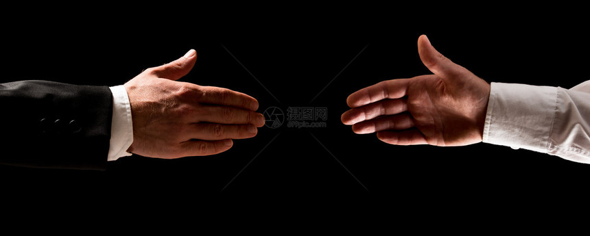 两个男人伸出手来握手图片