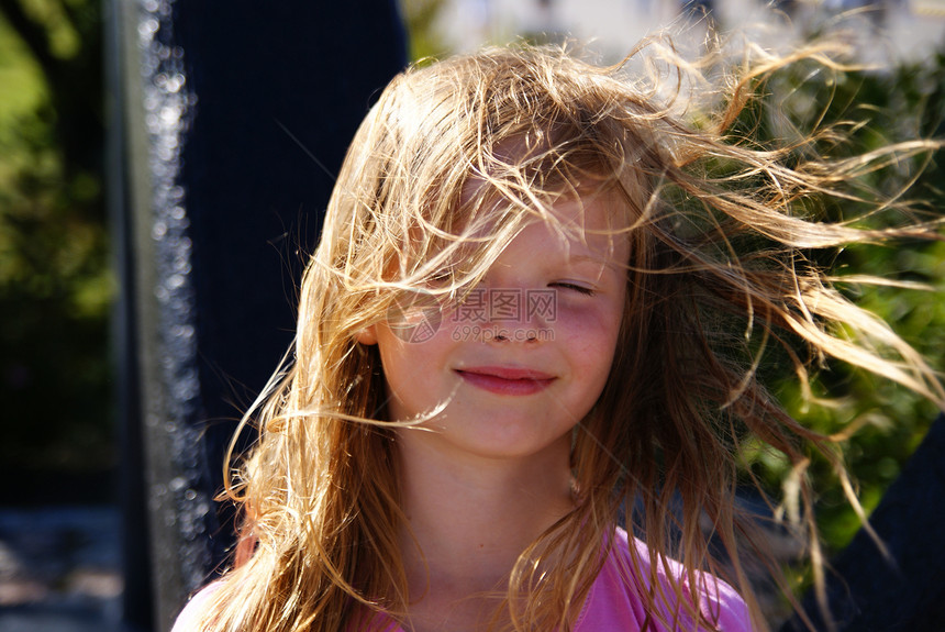 风吹乱了八岁少女的头发图片