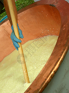 奶制品中大型铜锅中的图片