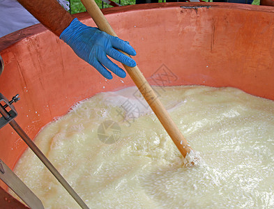 乳酪制造者混合牛奶和伦网图片