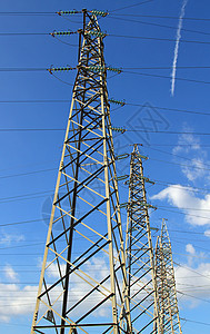 高压电缆和蓝天的定向塔图片