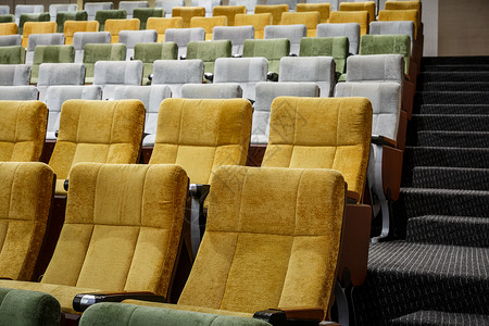 大厅里的空置剧院椅子背景图片