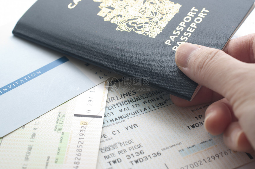 持有加拿大护照及登机证图片