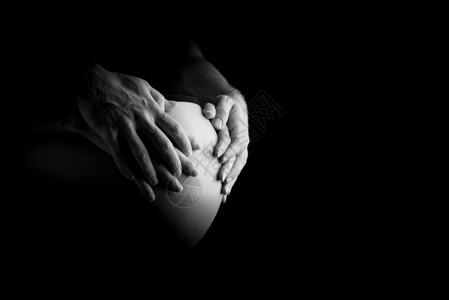 父亲和母亲在爱和温柔的时刻与未出生的婴儿结合在一起图片