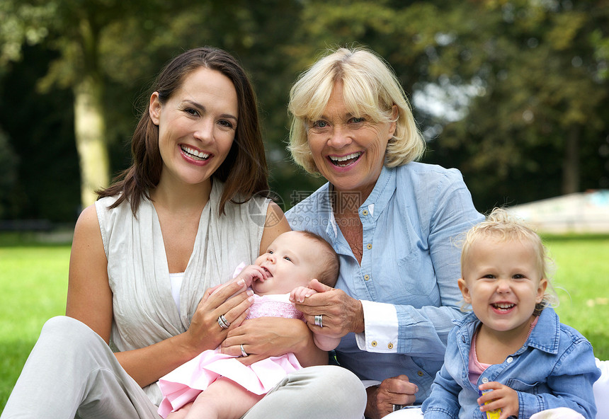 拥有母亲子女和祖母的幸福家庭图片