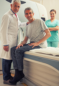 快乐的男病人与医生解释背景图片