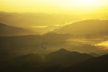 日落时的山谷美丽的自然景观图片