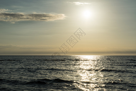 太阳在海中的反射图片