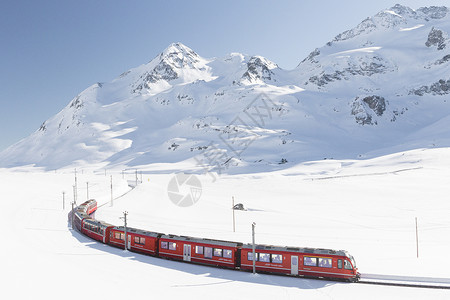 以山为背景的瑞士火车图片