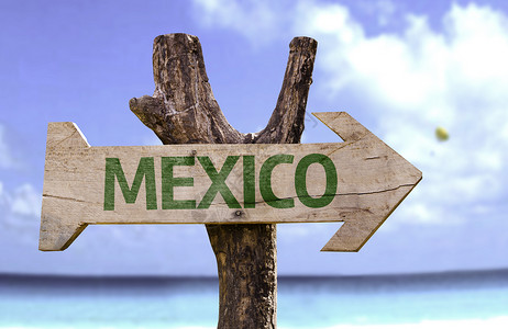 背景为海滩的墨西哥木牌图片