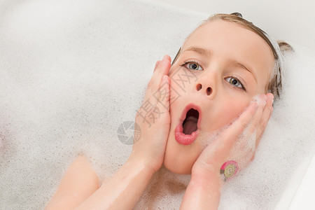 美丽的小女孩在浴缸里玩耍背景图片