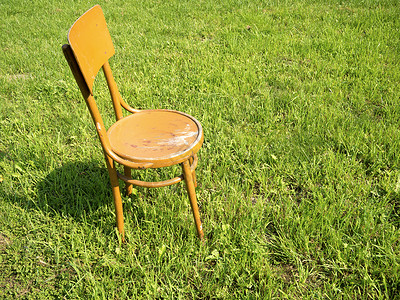 绿草地上的老式木椅图片
