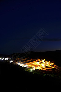 晚上山中的住宅区阿尔普哈拉图片