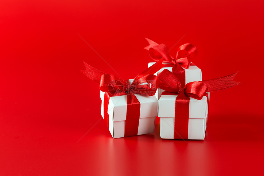 三个白色礼物盒红图片