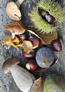 木板上的蘑菇无花果和栗子图片