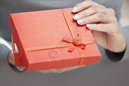 打开红色礼盒的女人的手图片