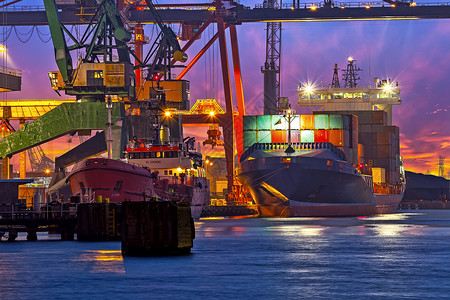 在大型港口码头卸货集装箱船图片