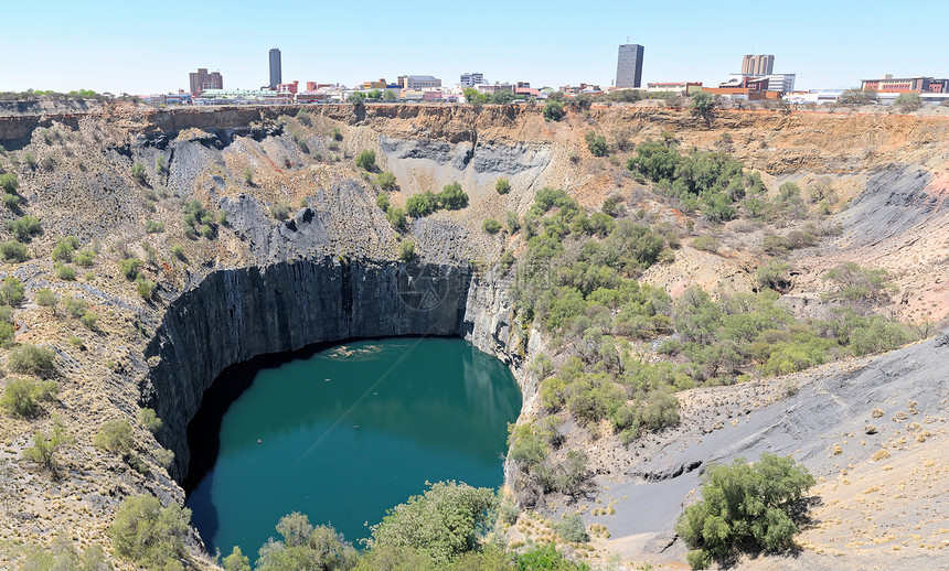 南非金伯利大洞和中央商务区的全景钻石矿完全是手工挖掘的矿山于1914图片