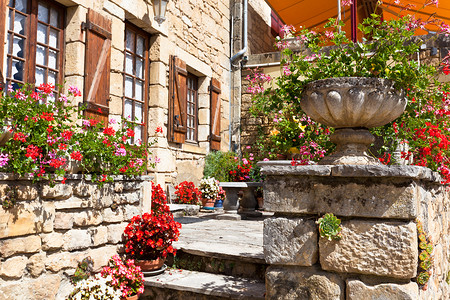 法国南部古老石屋门廊上明亮的花盆图片