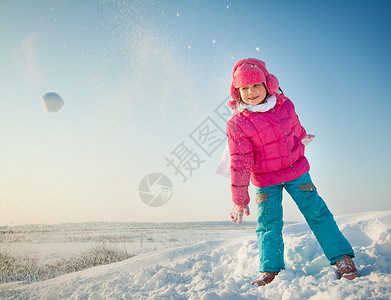 在冬装中快乐的孩子们在外边玩雪图片