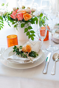 盛装花朵餐具蜡烛婚桌装饰的优图片