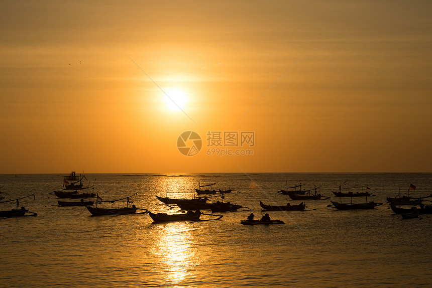 巴厘岛日落时渔船的轮廓图片