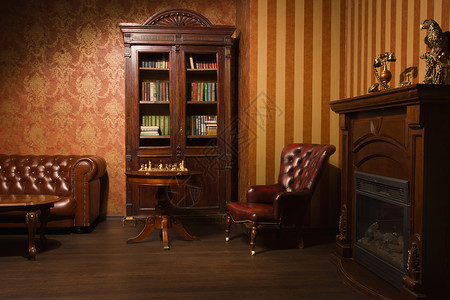 古典图书馆室配有皮制手椅木背景图片