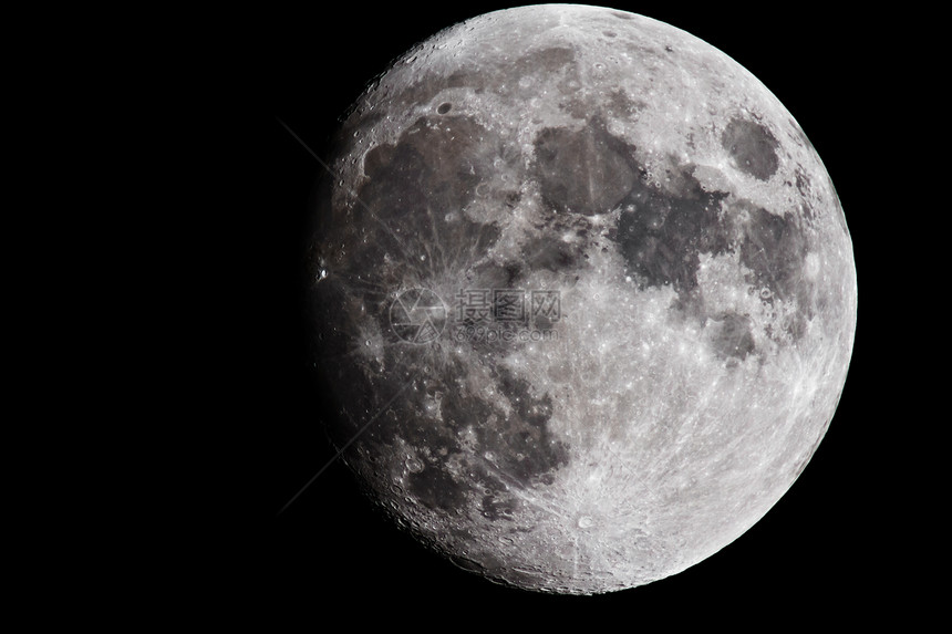 满月特写显示月球表面的细节图片