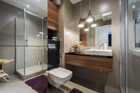 带淋浴的现代灰色和米色浴室图片