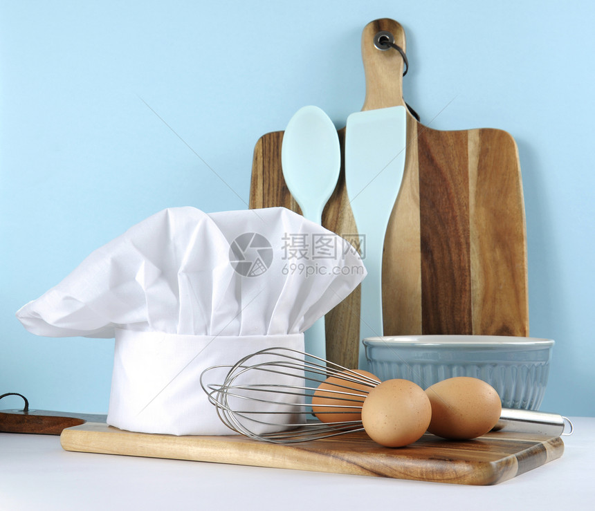 现代厨房烹饪厨具和厨师帽图片