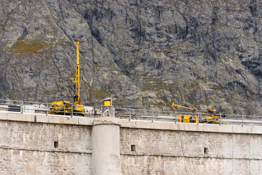 安装在阿尔卑斯山高地坝的地质技术图片