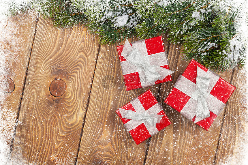 雪礼品盒和风树圣诞背图片