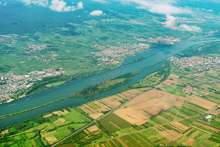 河流和城市从飞机上看图片