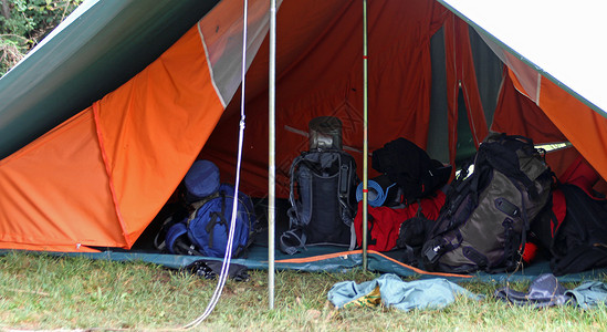 营地大帐篷里的背包和图片