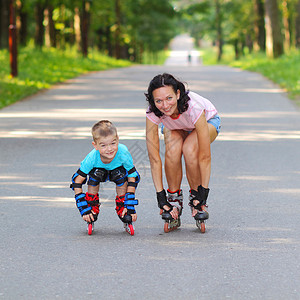 母亲和儿子学滑溜冰妈和孩子图片