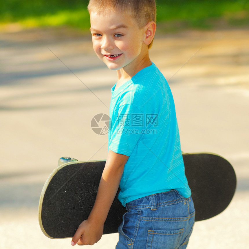玩滑板的小男孩小男孩在户外图片