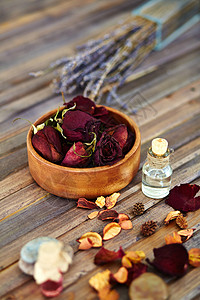 木制表面的干玫瑰玫瑰花瓣图片