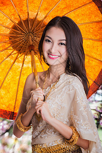 泰籍年轻女子在泰国樱花园与伞状舞图片